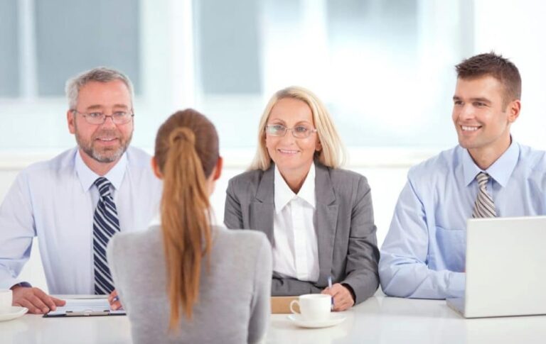 Recruter seul ou avec un service de recrutement ?