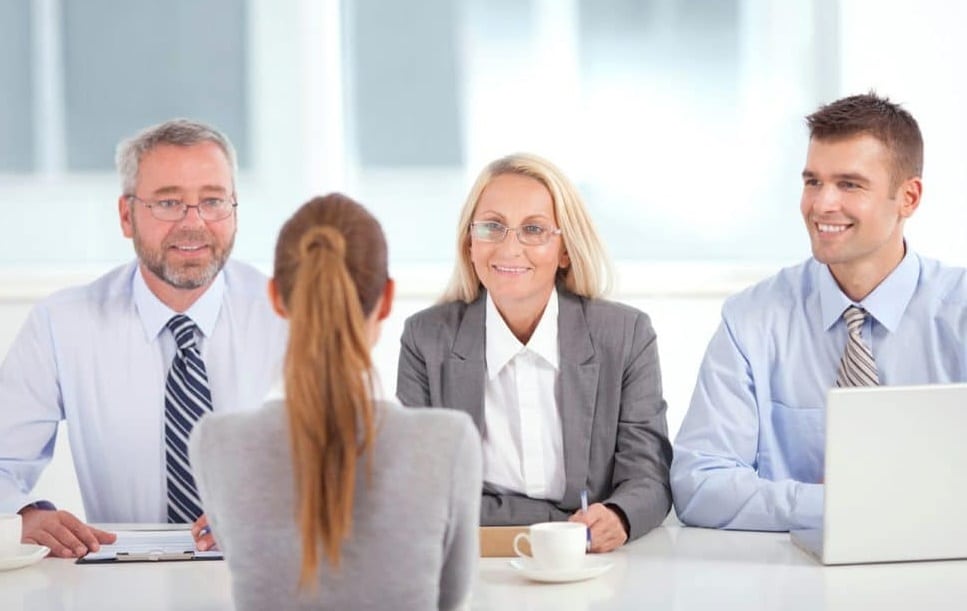 Recruter seul ou avec un service de recrutement ?