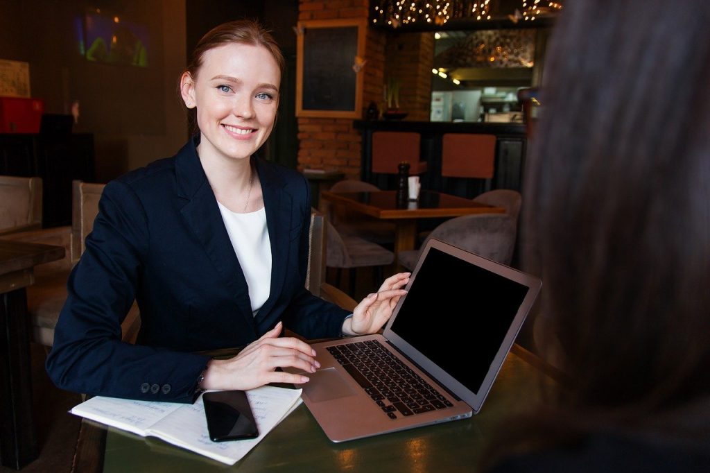 Quelle est la personne qui est chargée de veiller à la bonne e-réputation d'une entreprise ?