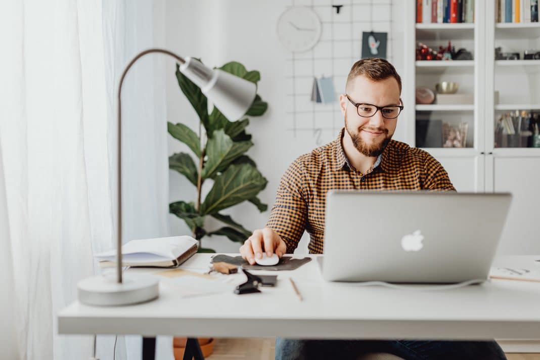 Community manager freelance : comment débuter ?