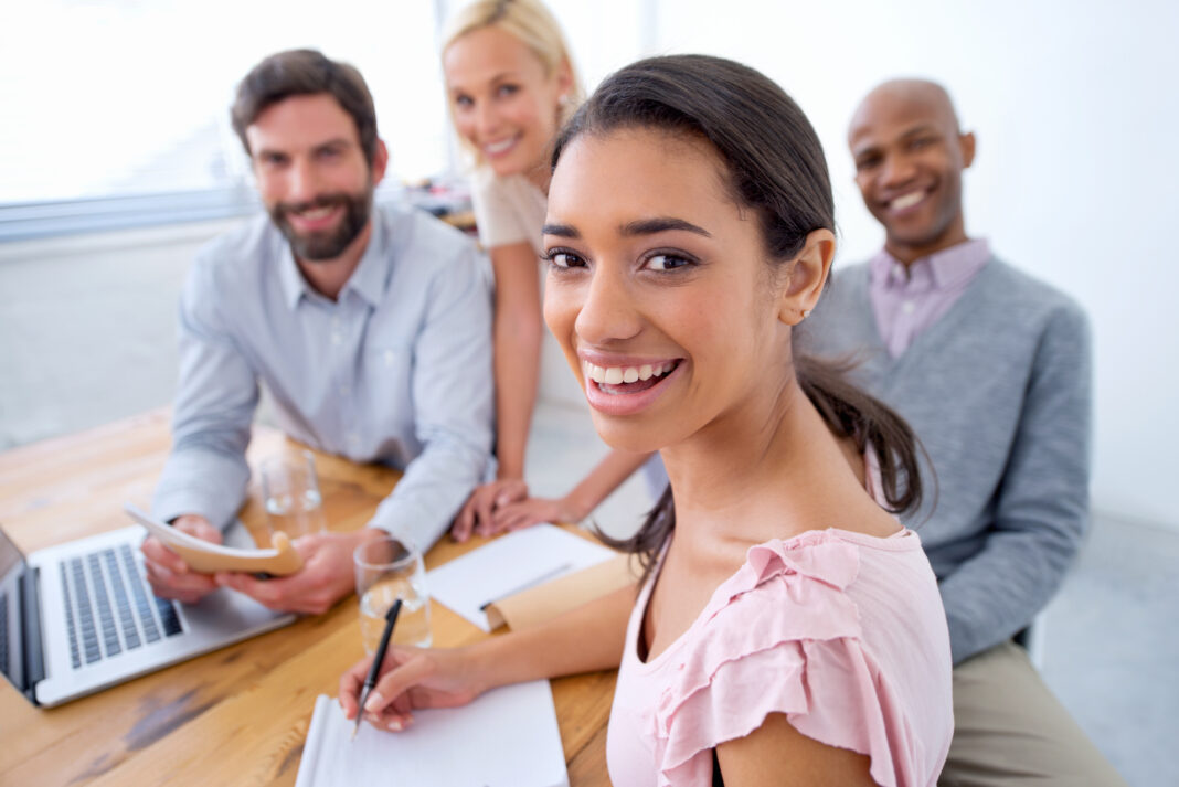 Jeune femme en stage d'observation