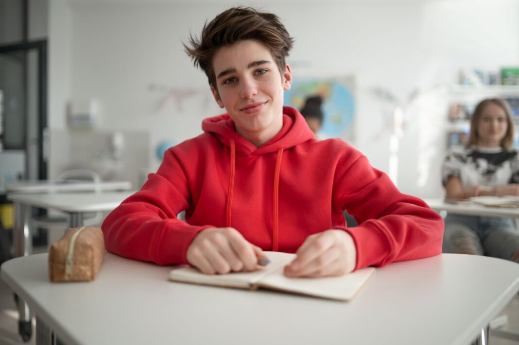 Etudiant qui rédige sa lettre de motivation pour entrer dans l'école de son choix