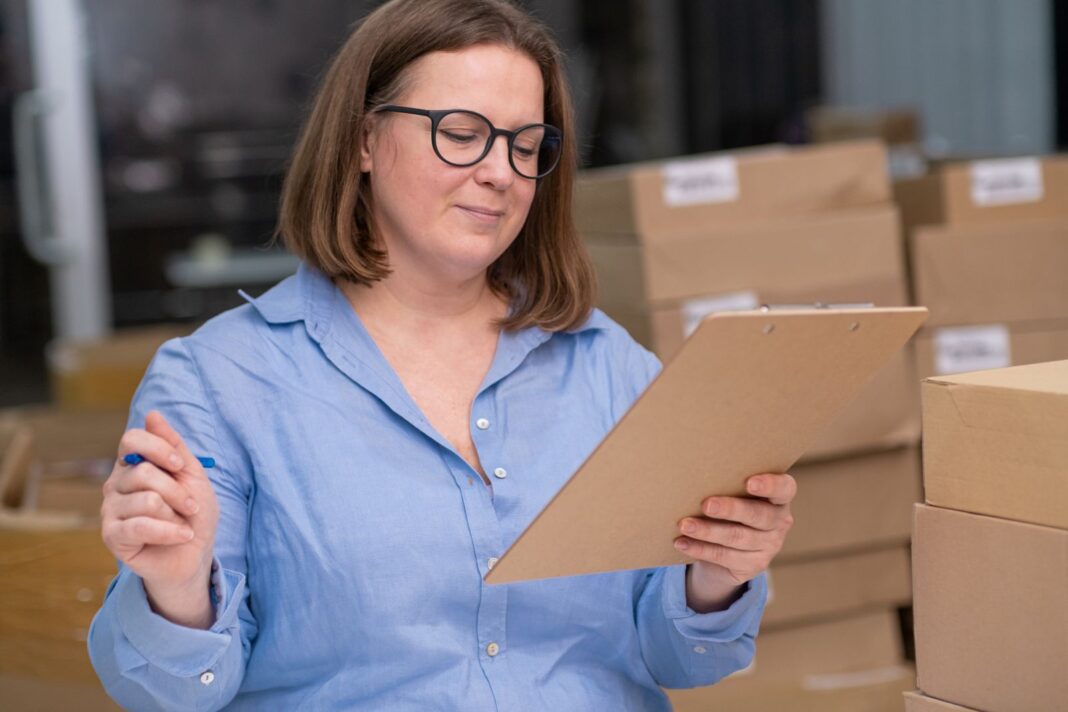 Salariée motivée à l'idée de rédiger sa lettre de motivation pour ADV export