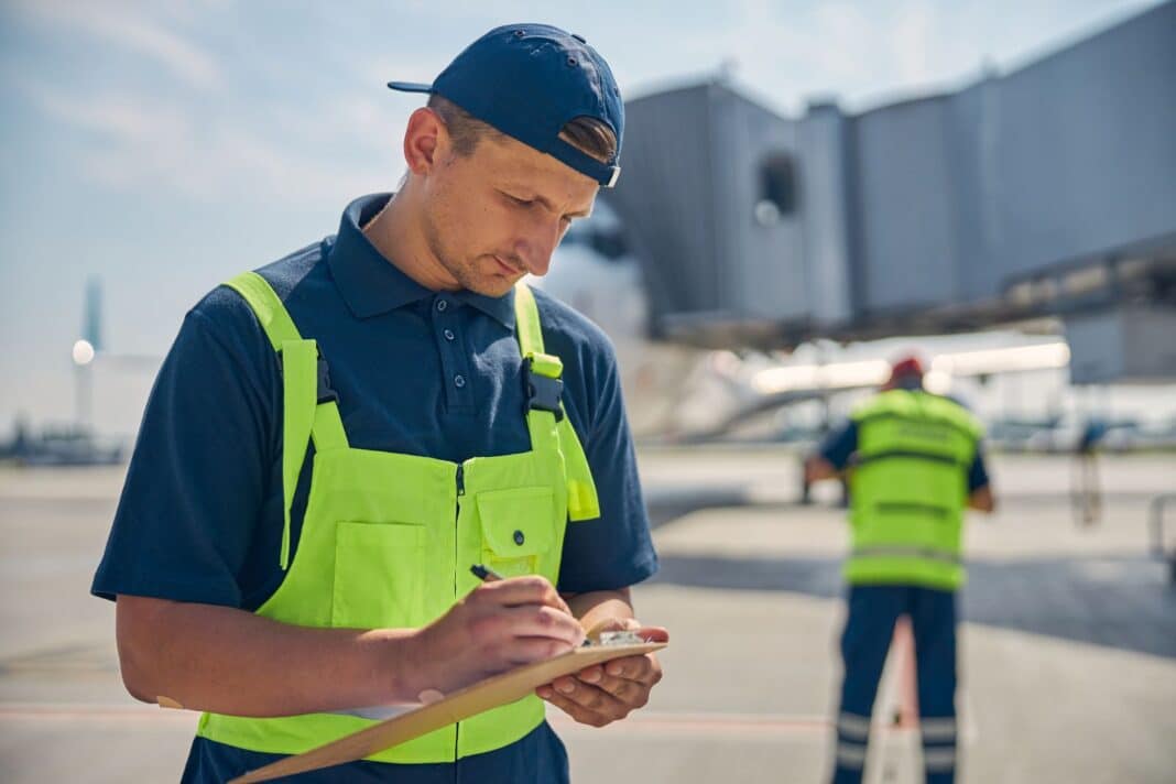 Homme qui rédige sa lettre de motivation pour travailler dans un aéroport