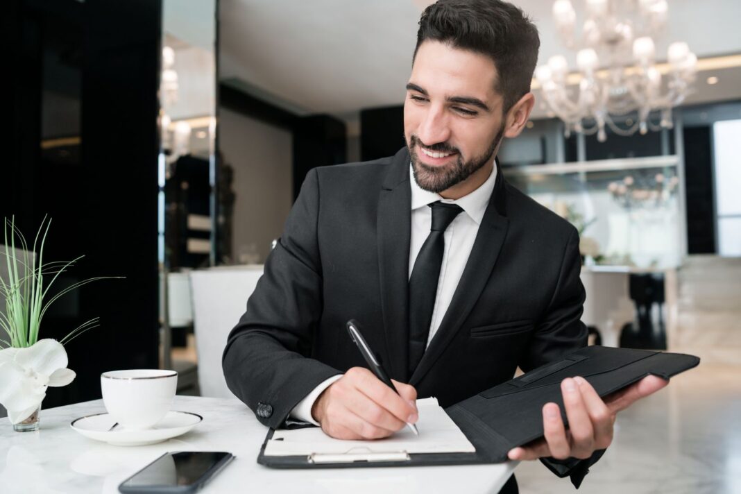 Homme pressé de rédiger sa lettre de motivation pour être attaché commercial