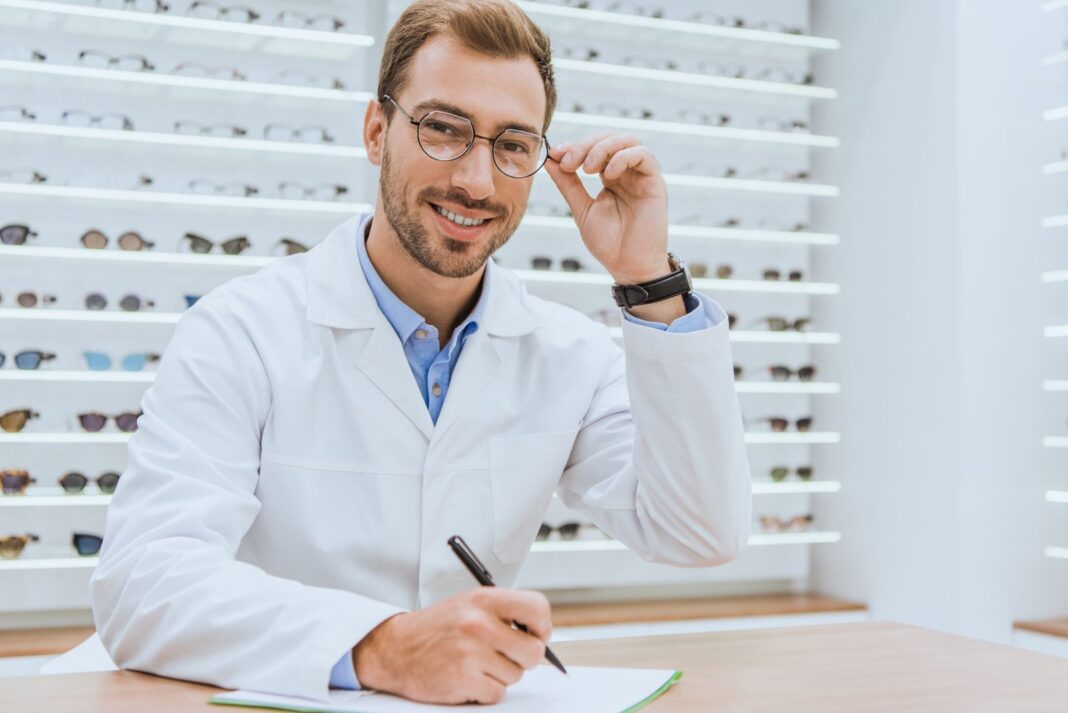 Homme satisfait d'écrire sa lettre de motivation pour un BTS optique