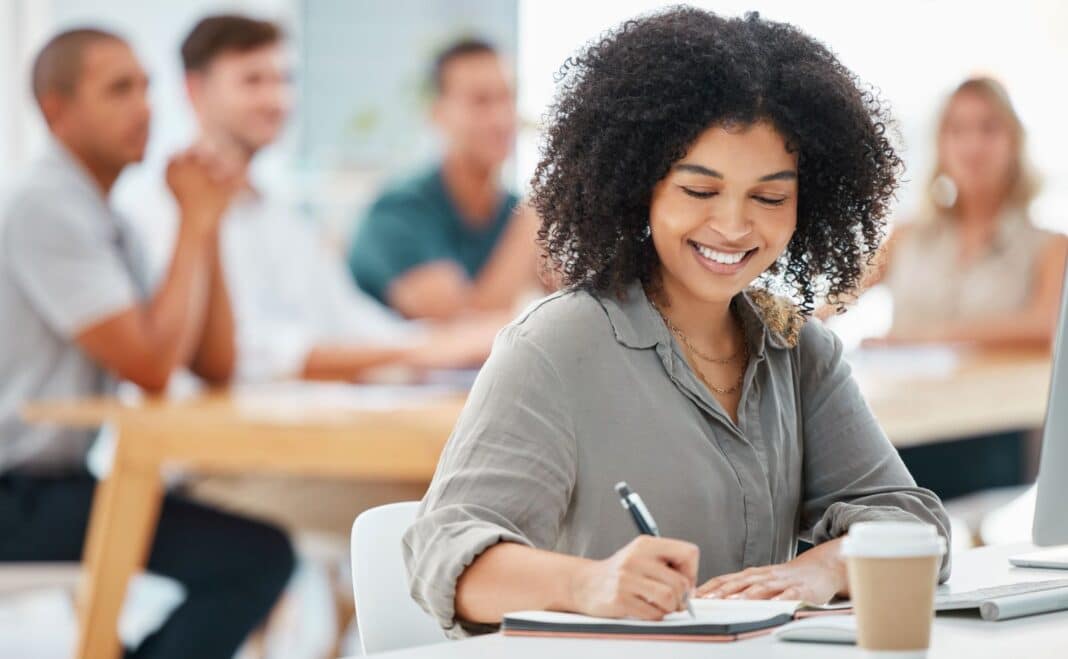 Femme qui rédige sa lettre de motivation en candidature spontanée pour intégrer la CAF