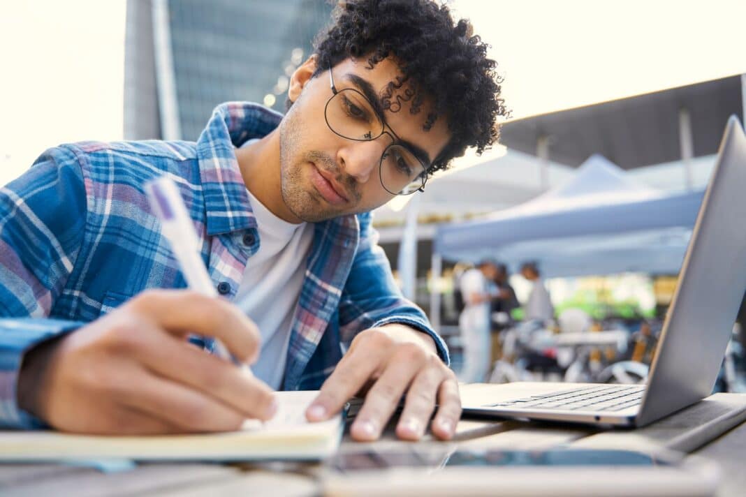 Etudiant satisfait de rédiger sa lettre de motivation pour un DUT MMI