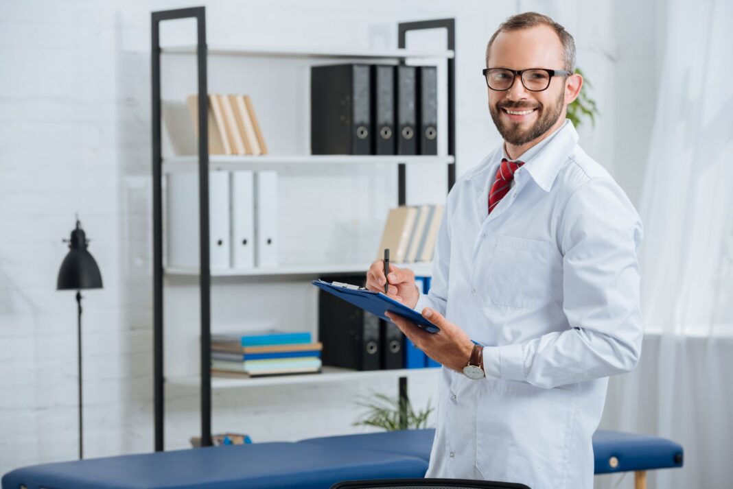Professionnel heureux de rédiger une lettre de motivation pour être kiné