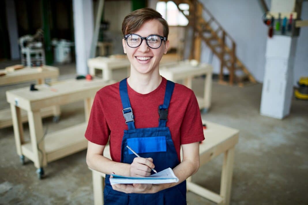 Jeune heureux de réaliser une lettre de motivation pour le service civique volontaire