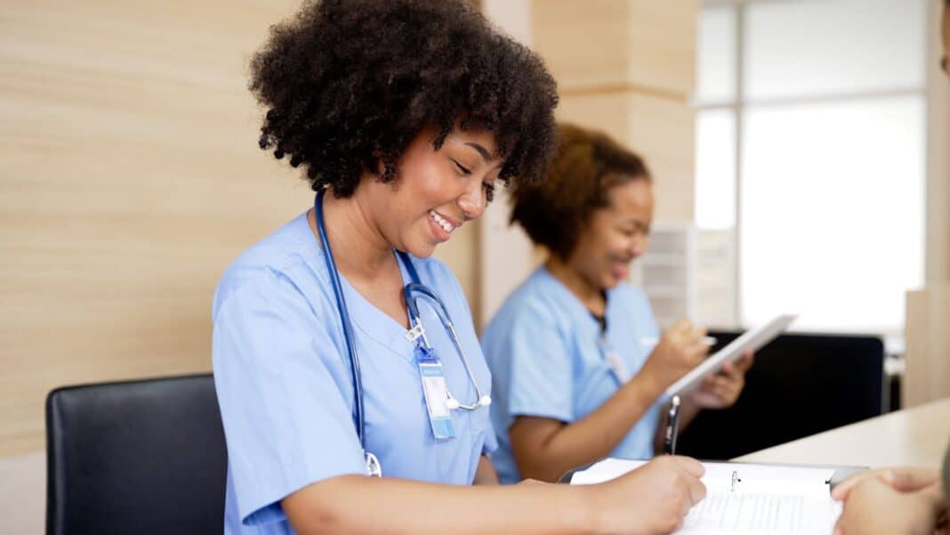 Etudiante satisfaite d'écrire une lettre de motivation pour un stage optionnel d'infirmier