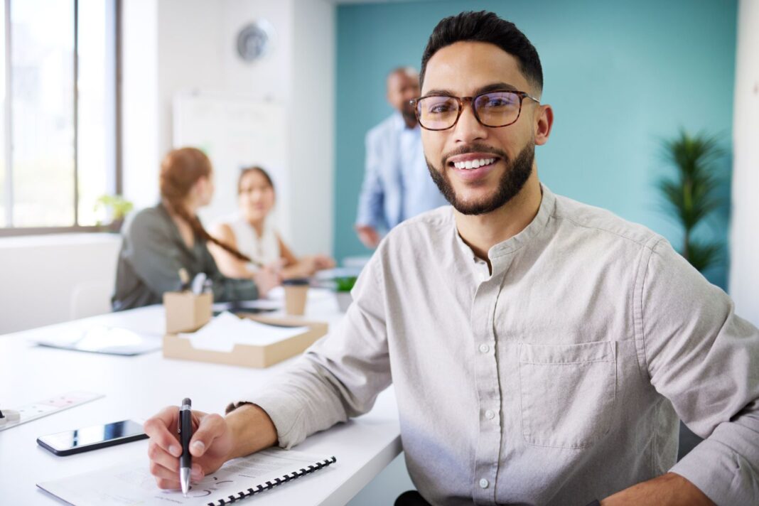 Salarié heureux de rédiger sa lettre de motivation pour une validation d'acquis