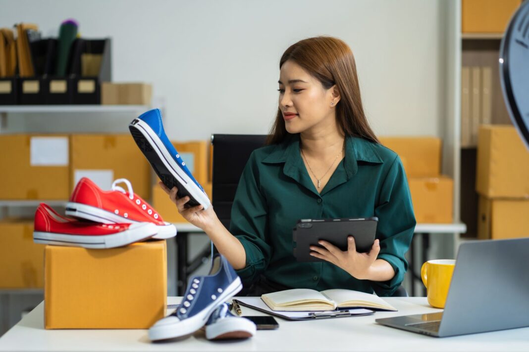 Femme impatiente de rédiger une lettre de motivation pour être vendeuse en chaussures