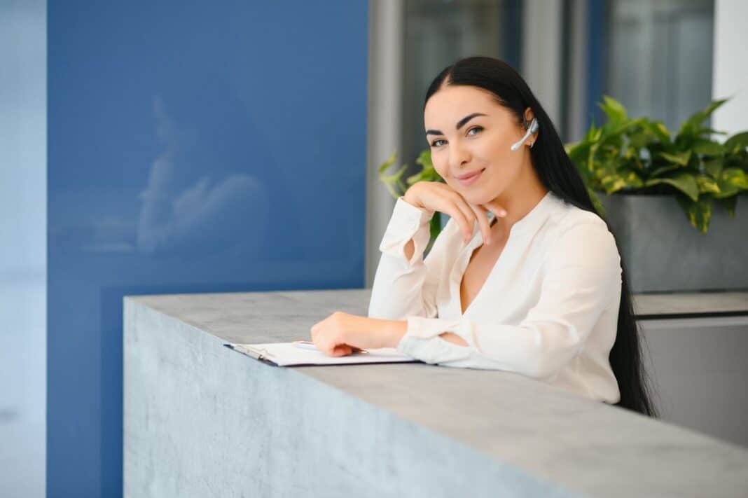 femme satisfaite de rédiger sa lettre de motivation pour l'accueil