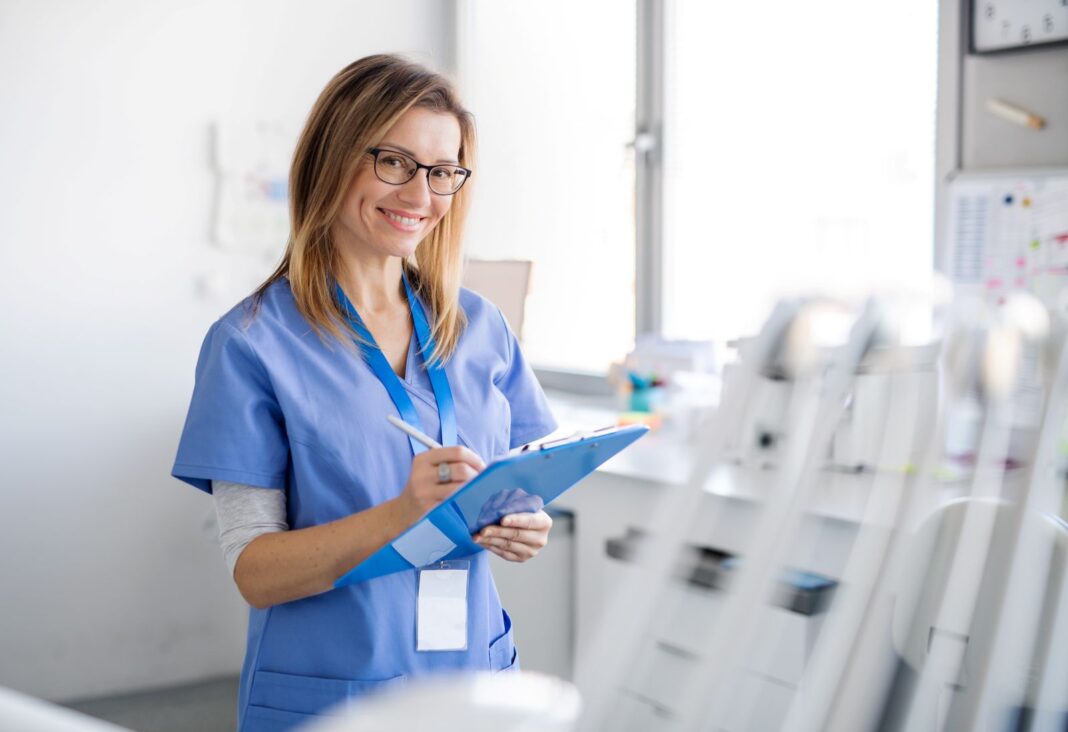 Femme heureuse d'écrire une lettre de motivation pour devenir aide soignante à domicile