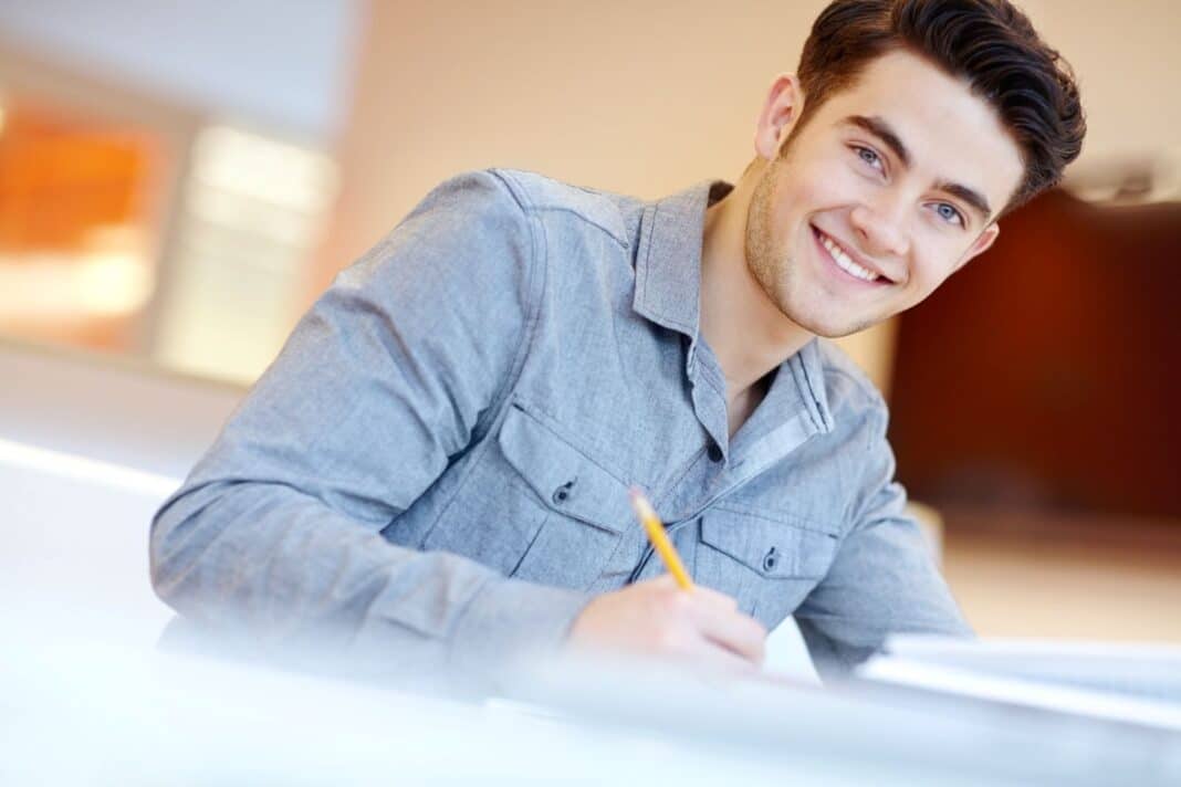Etudiant content de rédiger sa lettre de motivation pour un bachelor