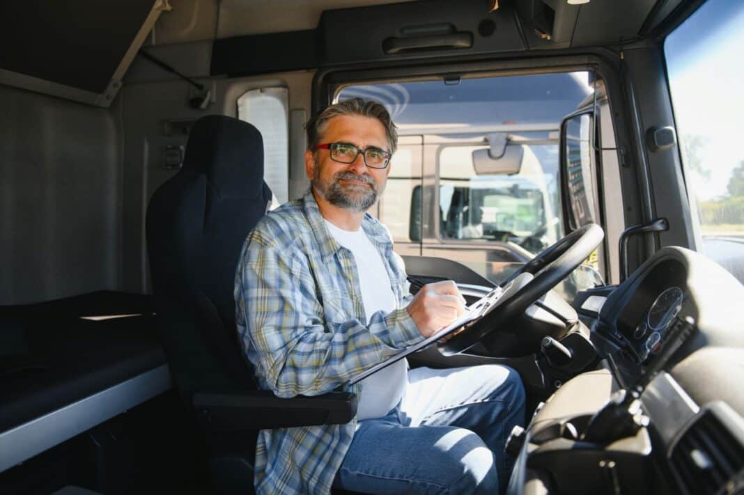 Personne impatiente de rédiger sa lettre de motivation pour être chauffeur routier