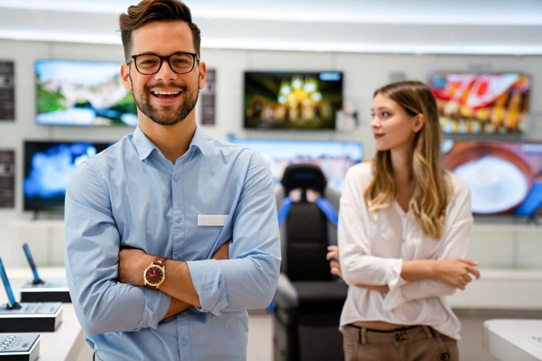 Professionnel impatient d'écrire sa lettre de motivation pour être directeur de magasin