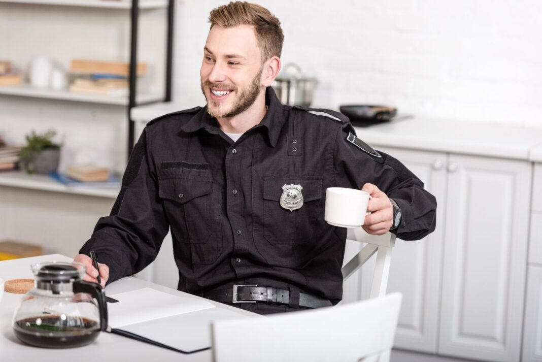 Jeune homme qui rédige sa motivation pour être GAV