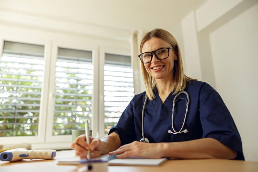Jeune femme impatiente d'écrire sa lettre de motivation pour être infirmier en psychiatrie
