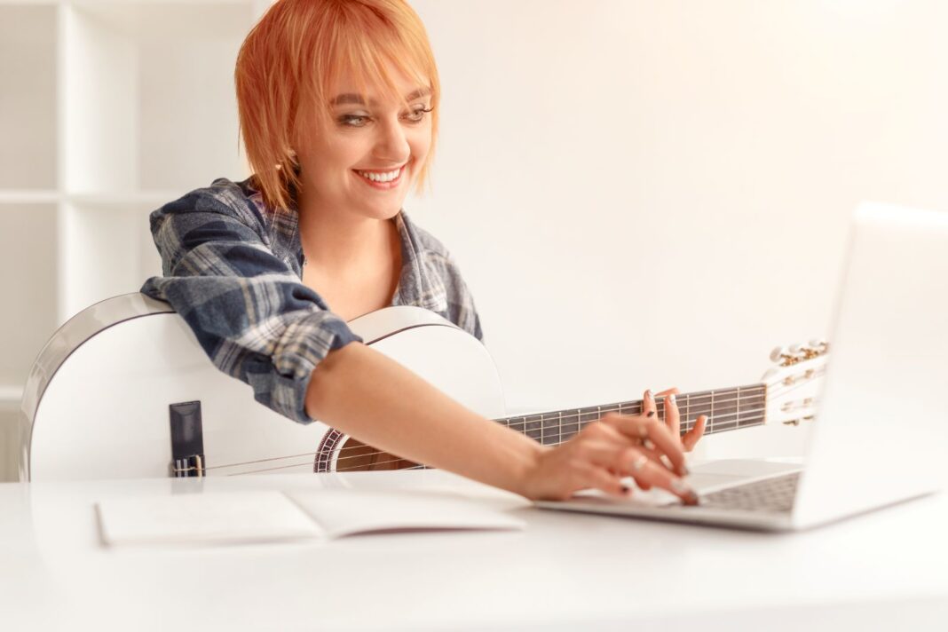 Jeune femme qui rédige une lettre de motivation en musicologie