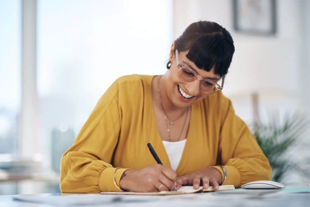 Femme impatiente de rédiger sa lettre de motivation pour le notariat