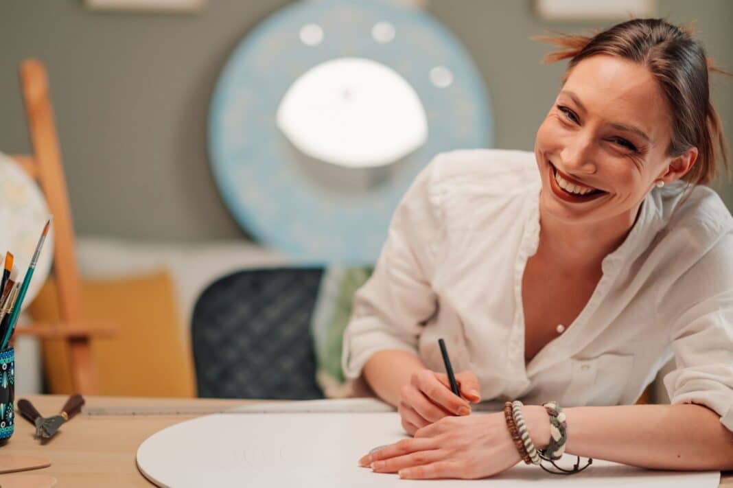 Etudiante satisfaite de rédiger une lettre de motivation pour Parcoursup en licence de psychologie