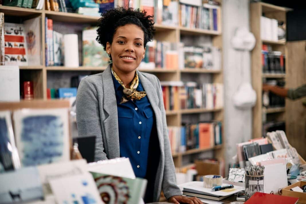Femme impatient de rédiger sa lettre de motivation pour être vendeuse à la Fnac