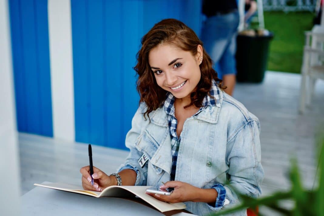 Lycéenne heureuse de rédiger sa lettre de motivation pour STD2A