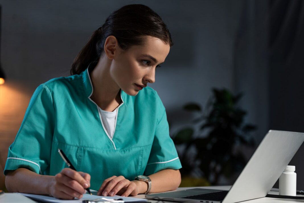 Etudiante satisfaite de rédiger une lettre de motivation pour être aide soignante de nuit