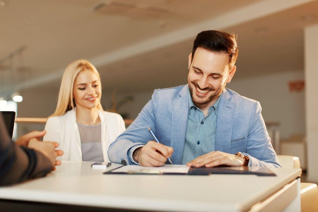 Couple heureux de rédiger une lettre de motivation pour un appartement en Suisse