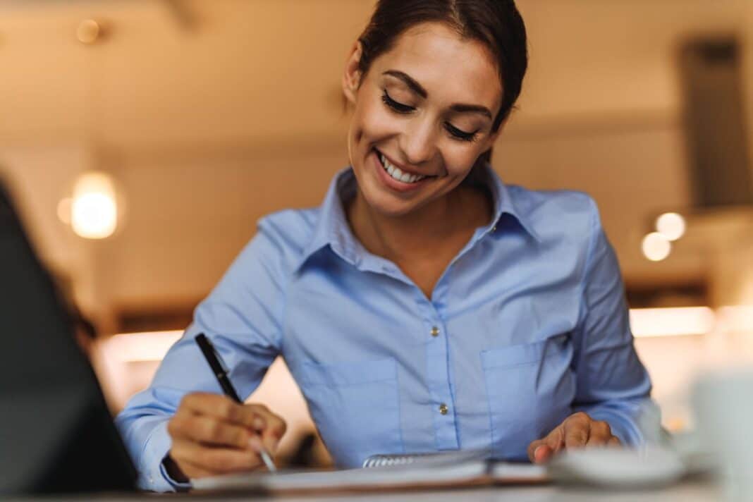 Femme impatiente de rédiger une lettre de motivation pour être assistante RH