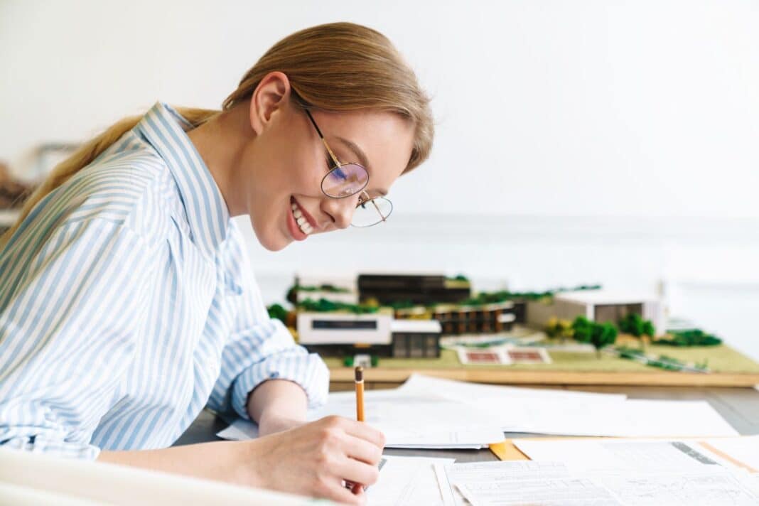 Etudiante impatiente de rédiger une lettre de motivation pour un BTS immobilier