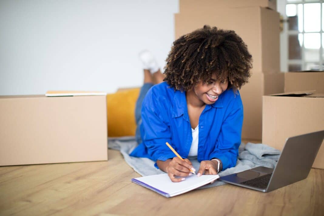 Femme heureuse de rédiger sa lettre de motivation pour un changement de région
