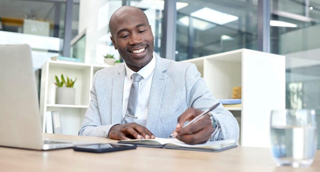 Homme heureux de rédiger une lettre de motivation pour être chargé d'affaire