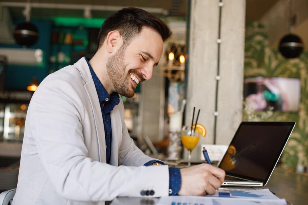 Personne motivée à écrire sa lettre de motivation pour être commercial débutant