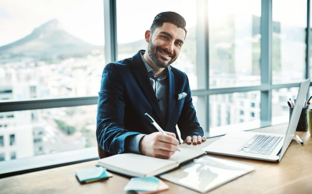 Homme satisfait de rédiger une lettre de motivation pour être directeur