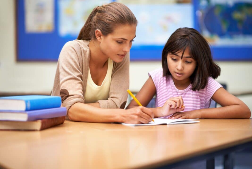 femme impatiente de rédiger une lettre de motivation pour être éducateur spécialisé