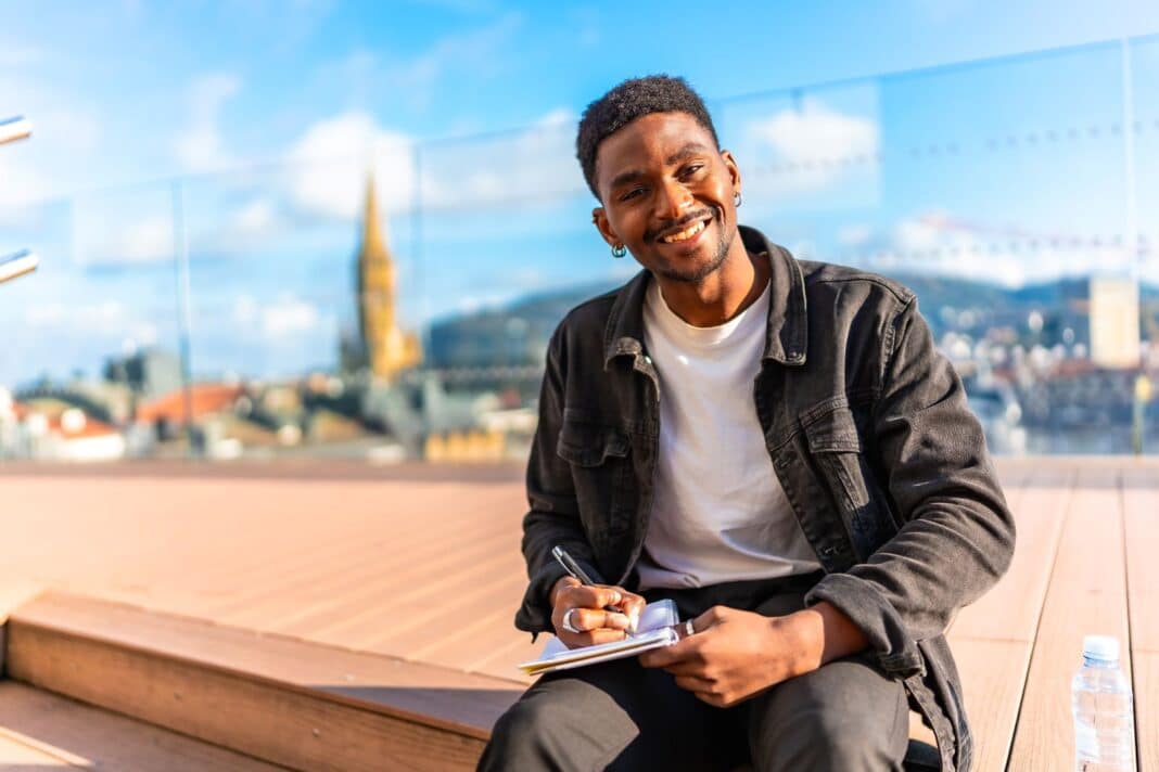 Etudiant ravi décrire sa lettre de motivation pour Erasmus