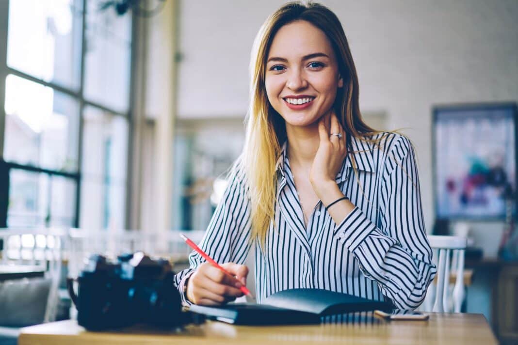 femme impatiente de rédiger une lettre de motivation pour un concours de journalisme
