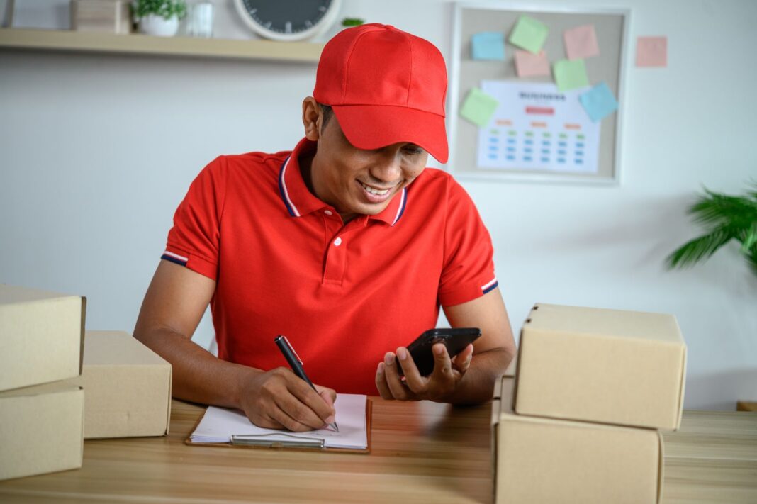 Jeune homme content de rédiger sa lettre de motivation pour être livreur