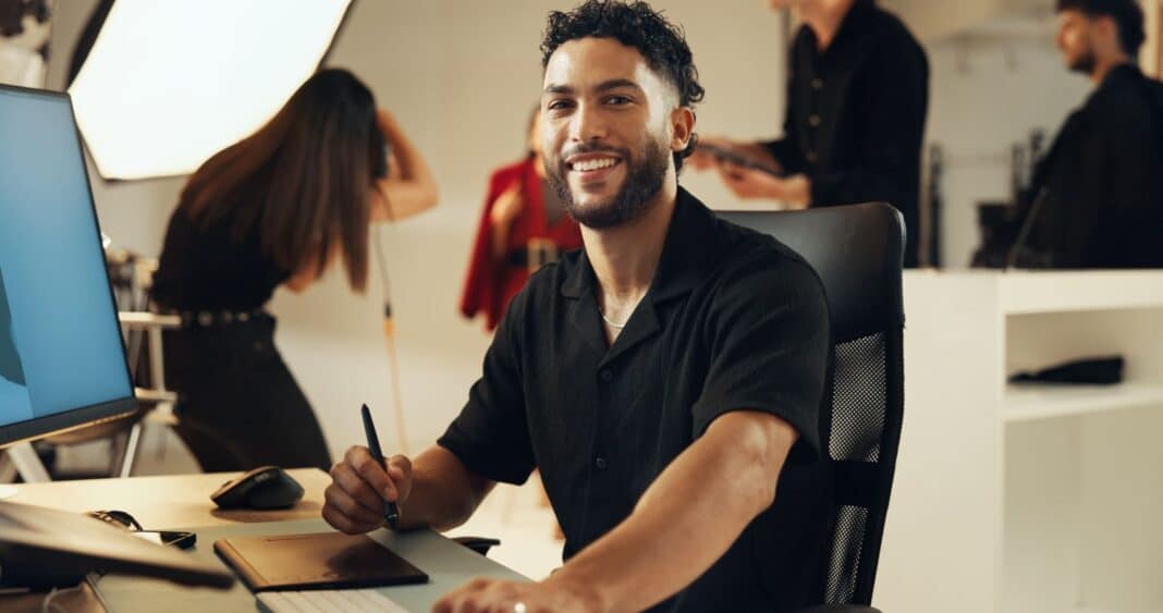 Homme satisfait de rédiger sa lettre de motivation pour être manager