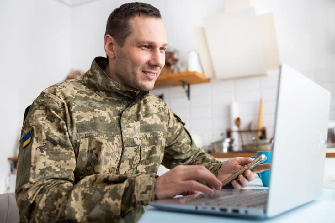 Jeune homme content de rédiger une lettre de motivation pour être militaire