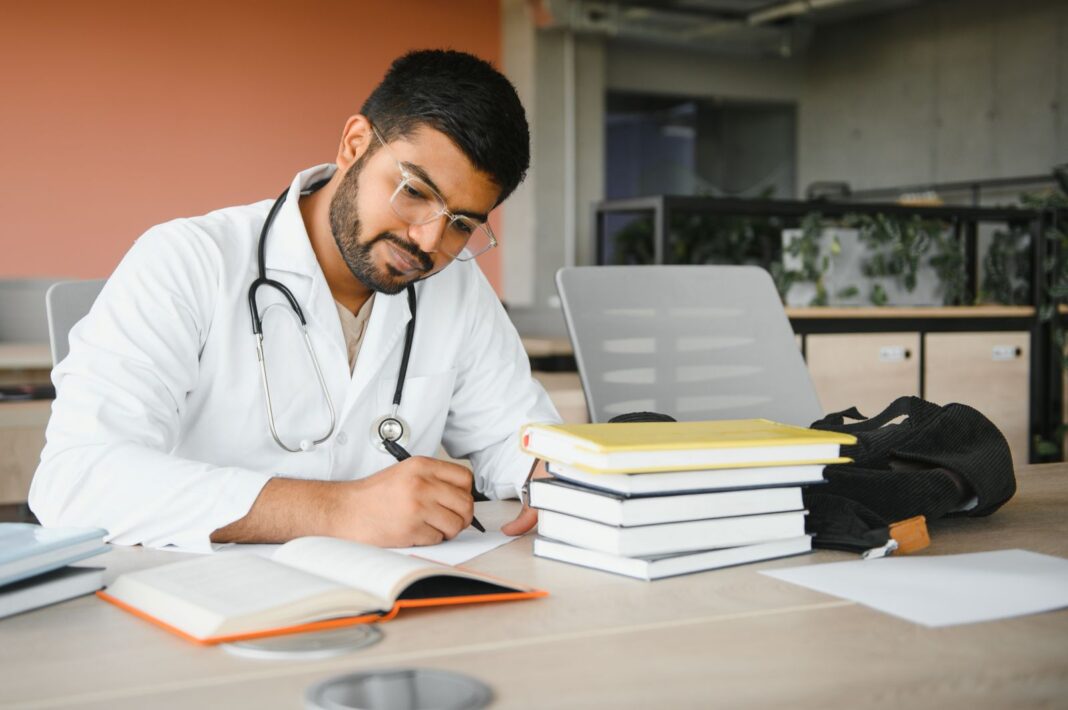 Etudiant contente de rédiger une lettre de motivation pour une passerelle médecine