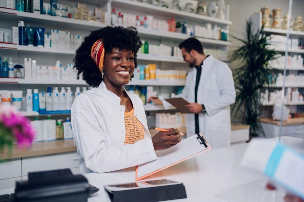 Salariée impatiente de rédiger sa lettre de motivation pour être rayonniste en pharmacie