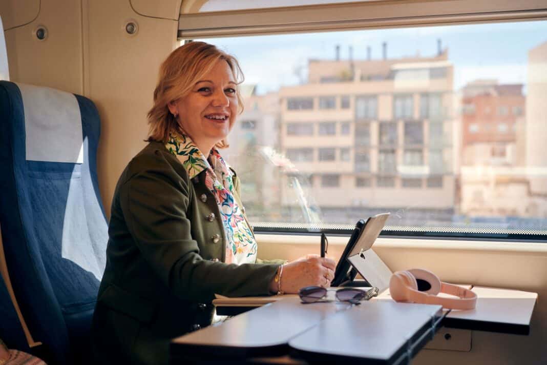 Personne heureuse de rédiger une lettre de motivation pour la Sncf