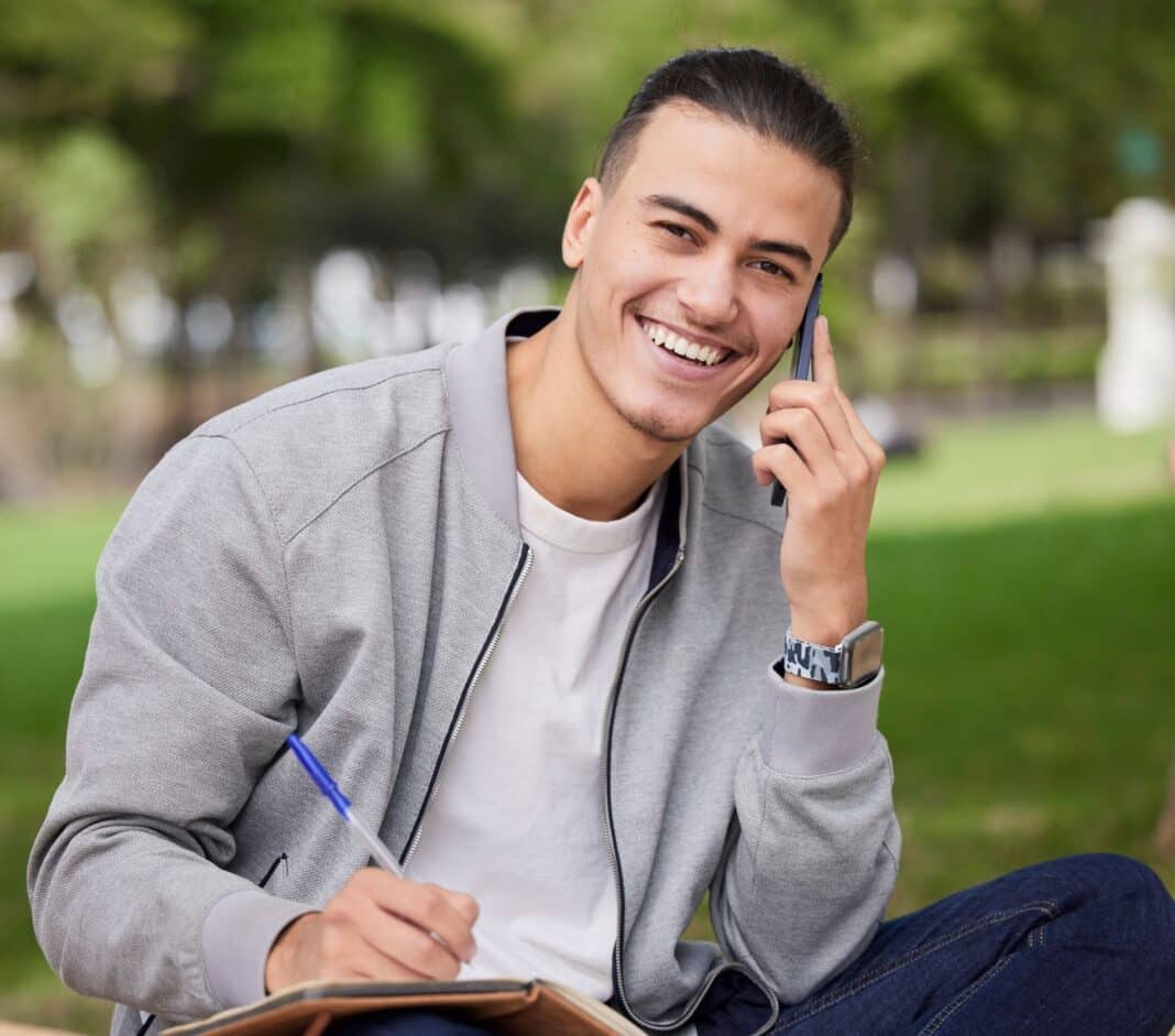 Etudiant heureux de rédiger une lettre de motivation pour un Staps