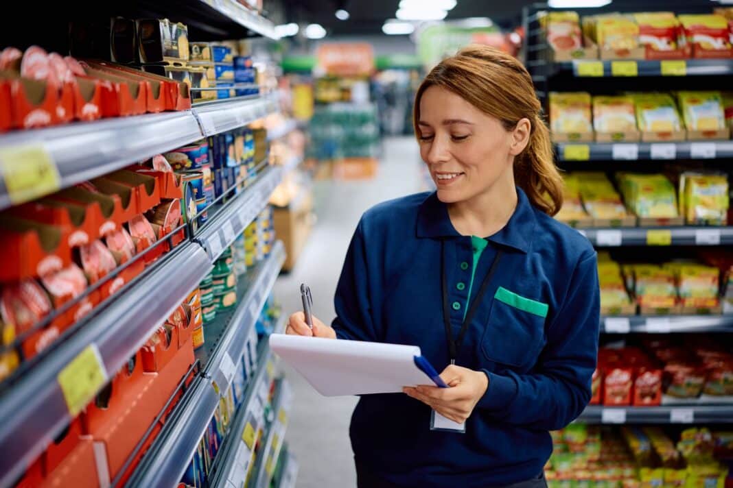 femme qui est heureuse de rédiger une lettre de motivation pour un supermarché