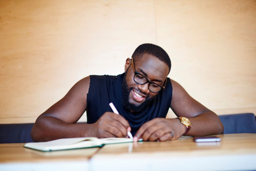 Etudiant impatient de rédiger une lettre de motivation pour Parcoursup en Staps