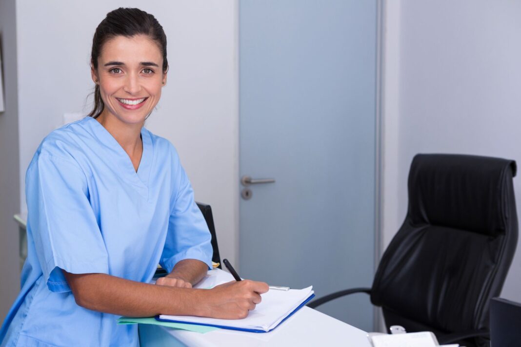 Femme impatiente de rédiger sa lettre de motivation pour être assistante médicale